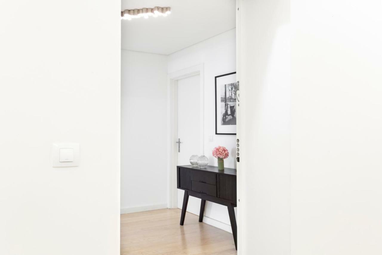 Altido Bright And Elegant 1Br Home With Workspace And Huge Terrace In Pena, Close By Viewpoint Лісабон Екстер'єр фото