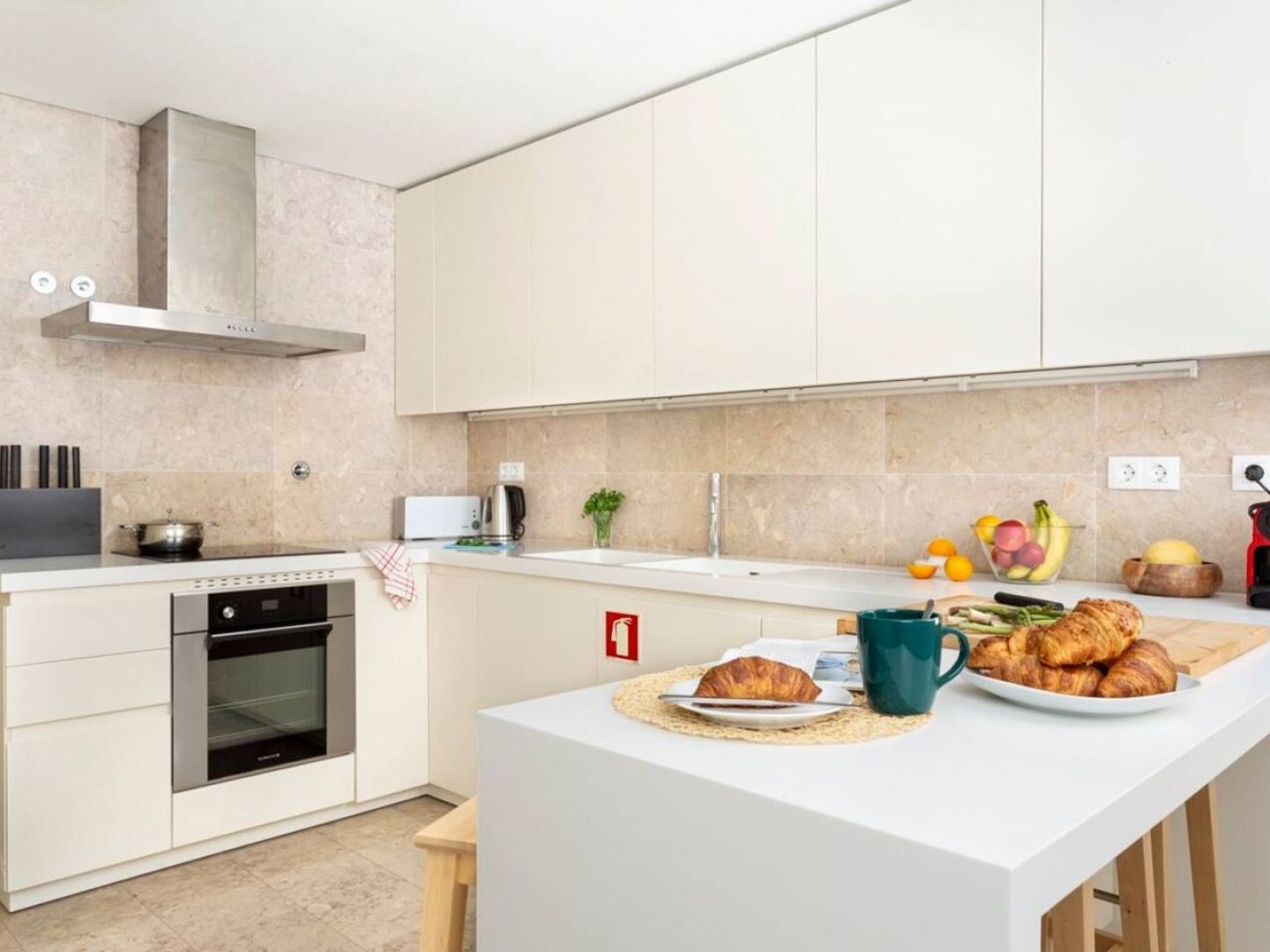 Altido Bright And Elegant 1Br Home With Workspace And Huge Terrace In Pena, Close By Viewpoint Лісабон Екстер'єр фото